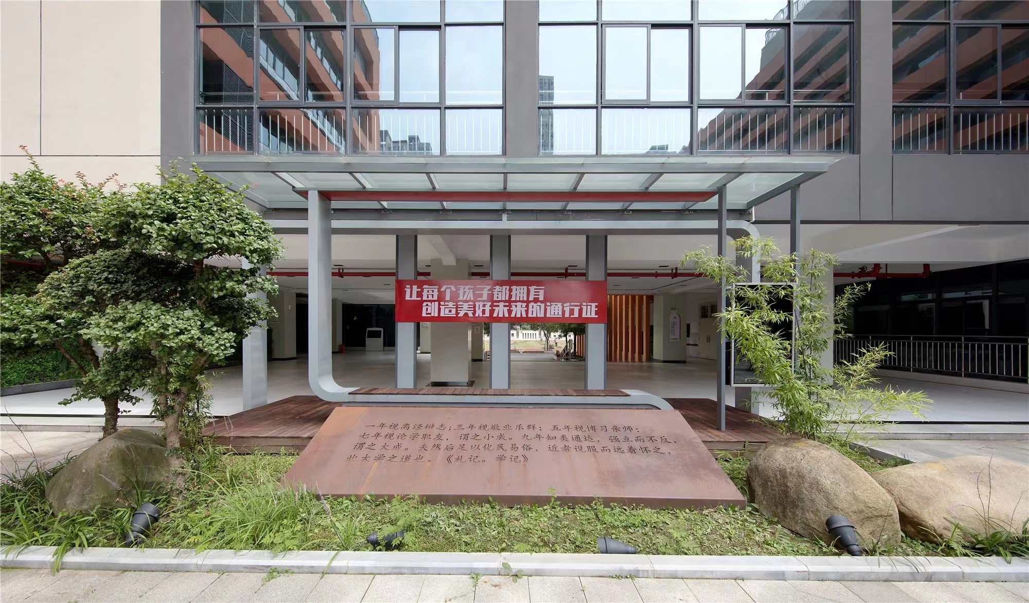 【學(xué)校案例】今泰裝飾在武漢市先后完成了與紅領(lǐng)巾學(xué)校6個校區(qū)的項目交付！(圖1)